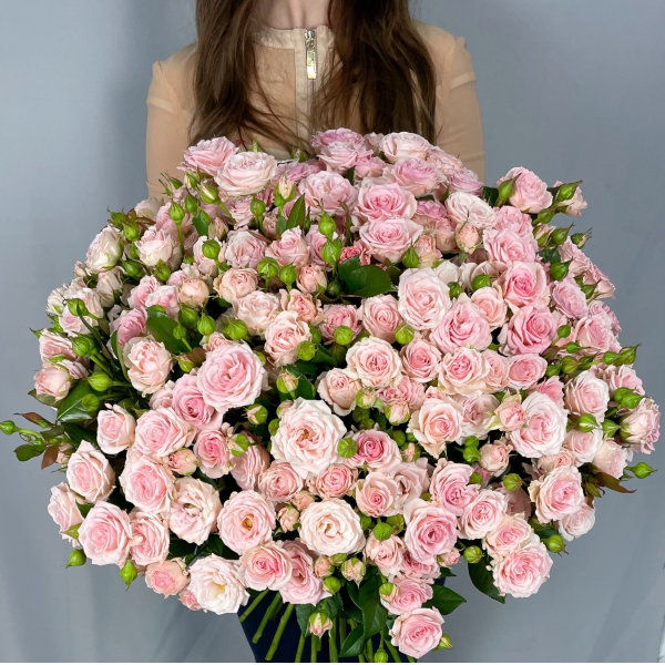 Букет из 39 розовой кустовой розы «Роскошь»