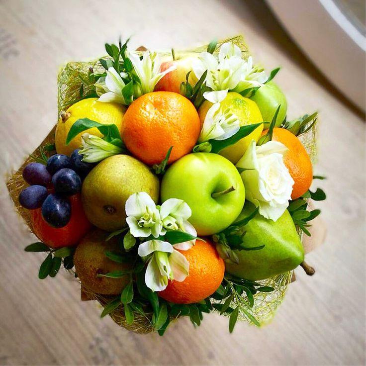 Фото букета в зеленых тонах с яблоками и прочими фруктами