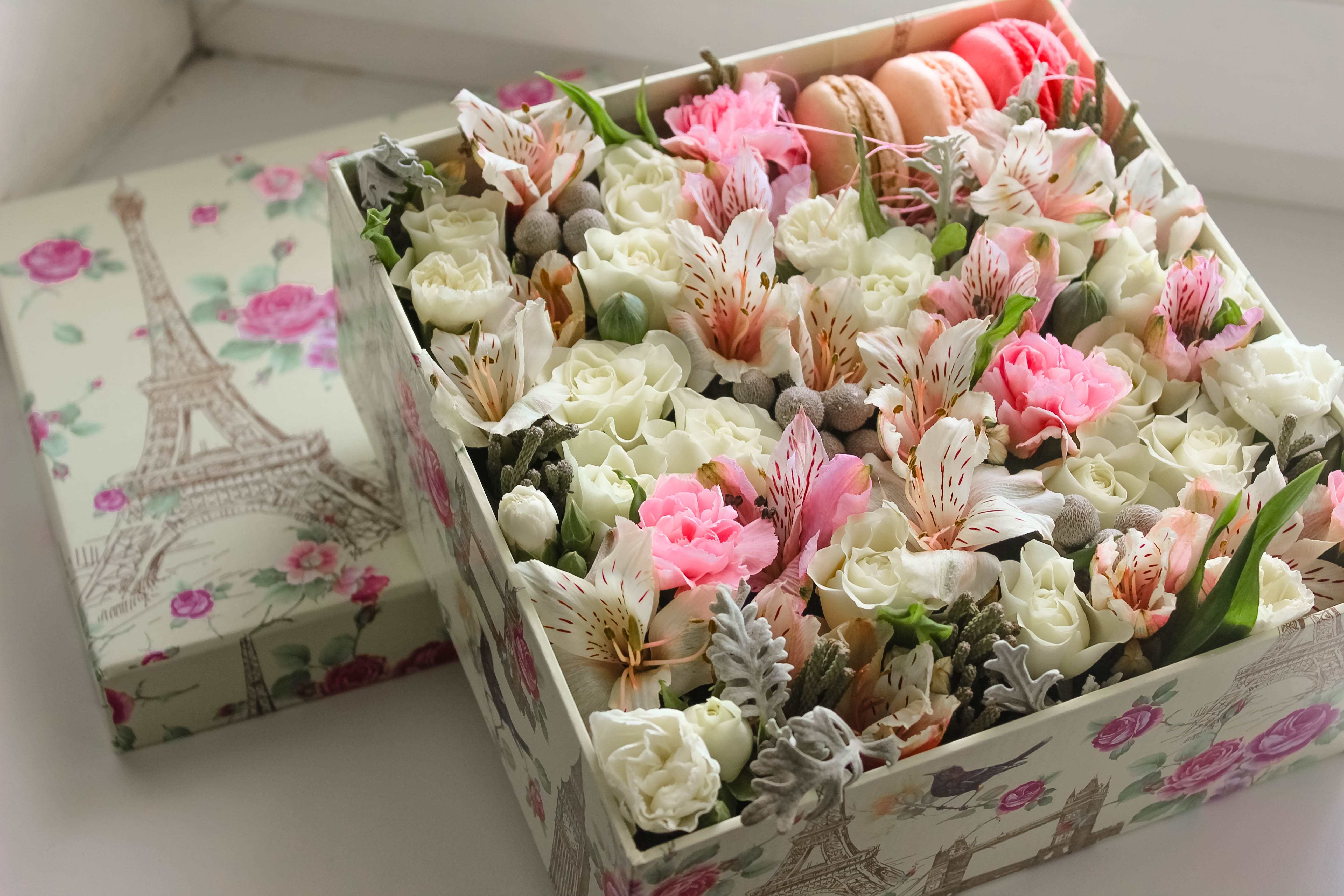 Цветы в коробке на белом фоне